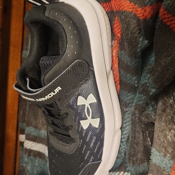 Boys Under Armour sneakers. Size 3Y - Picture 3 of 4